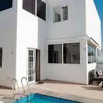 Будинок відпочинку Exceptional With Private Pool Плайя-Бланка